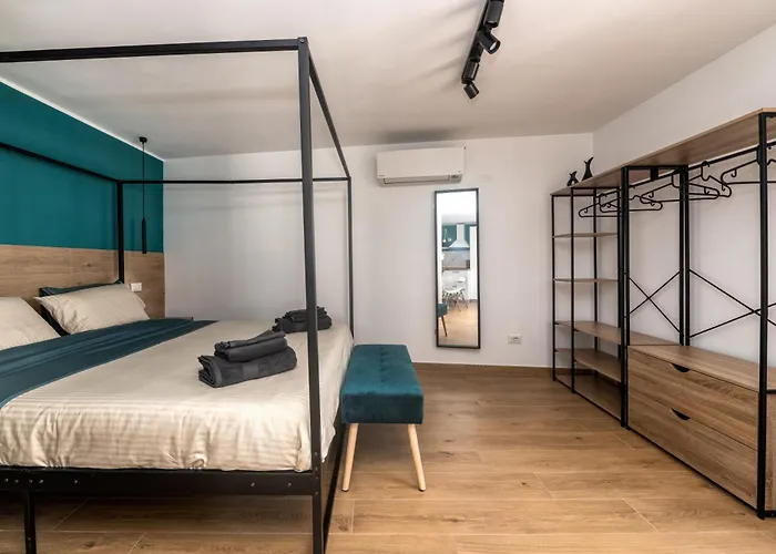 Angel Joy Rooftop Private Terrace Near Roma Tiburtina Train & Metro Station Apartment *